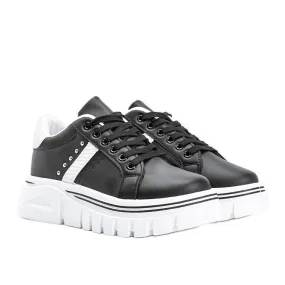 Sneakers noires avec détails blancs sur une semelle haute Alasana blanche le noir